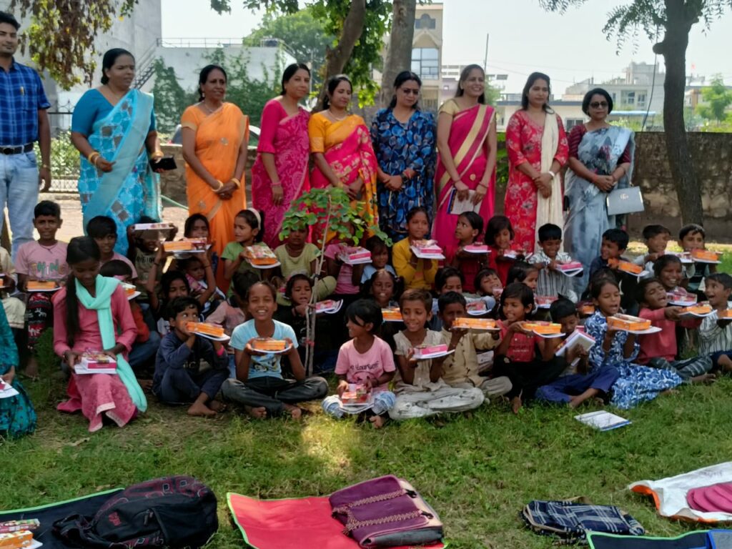 शिक्षिकाओं ने मनाई दिवाली