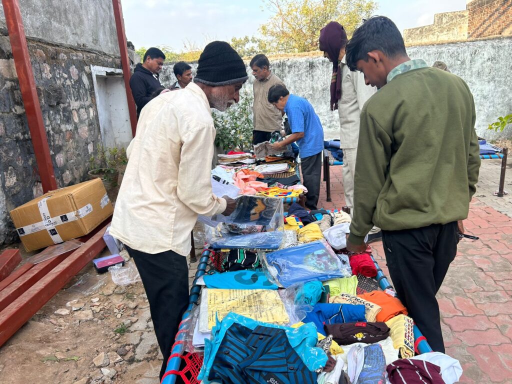 वस्त्र वितरण